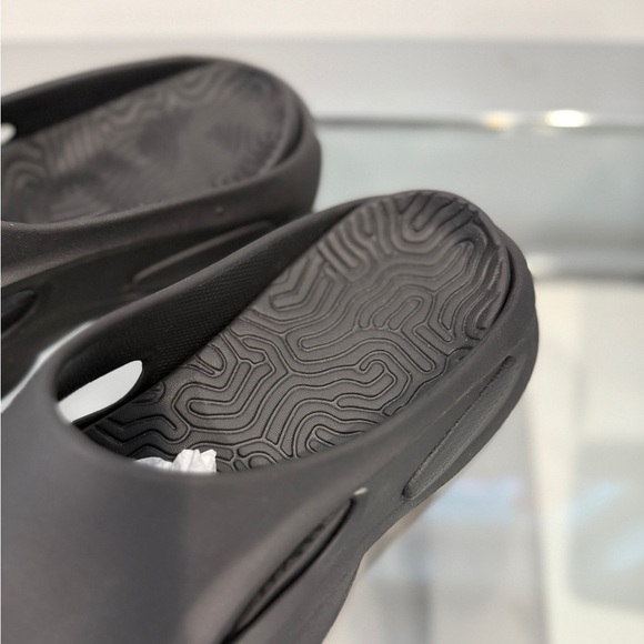 Prettylittle Thing Black Cut Out Rubber Ribbed Sole Slide NEW (sz 6) - Picture 2 of 5